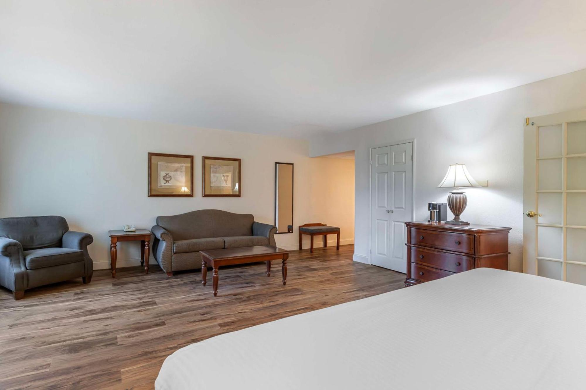 Best Western Plus Steeplegate Inn Davenport Exteriör bild
