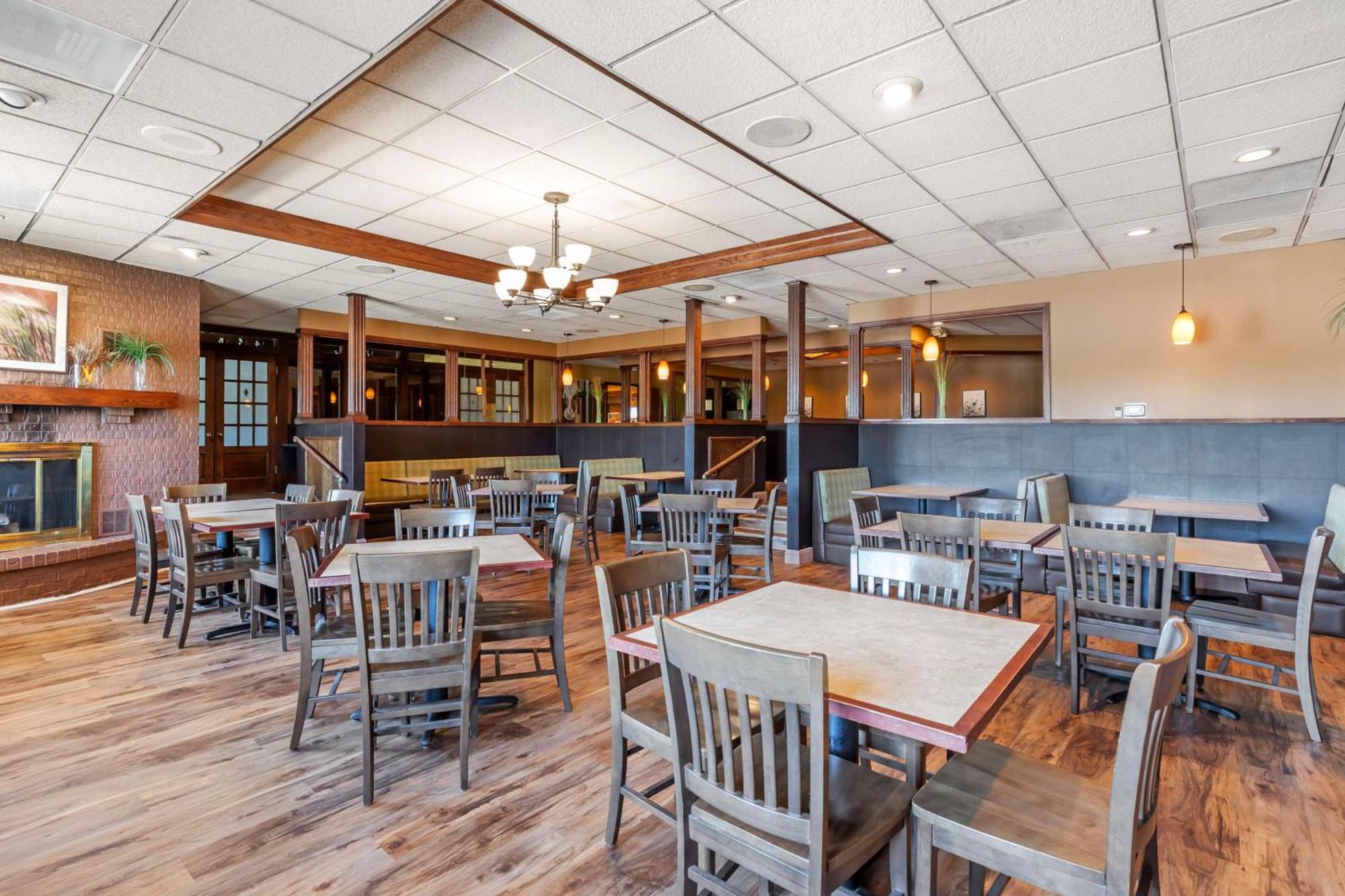 Best Western Plus Steeplegate Inn Davenport Exteriör bild