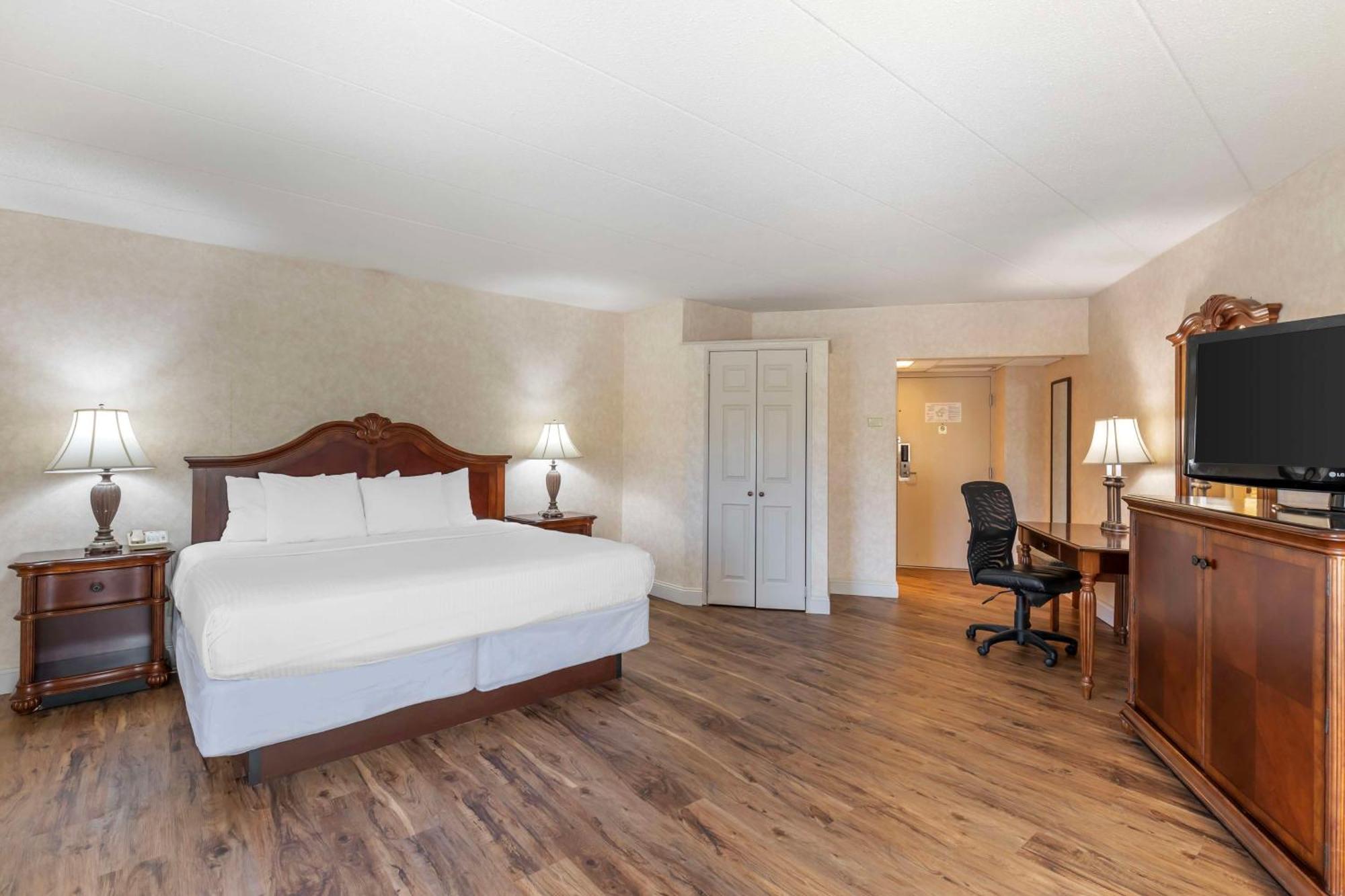 Best Western Plus Steeplegate Inn Davenport Exteriör bild