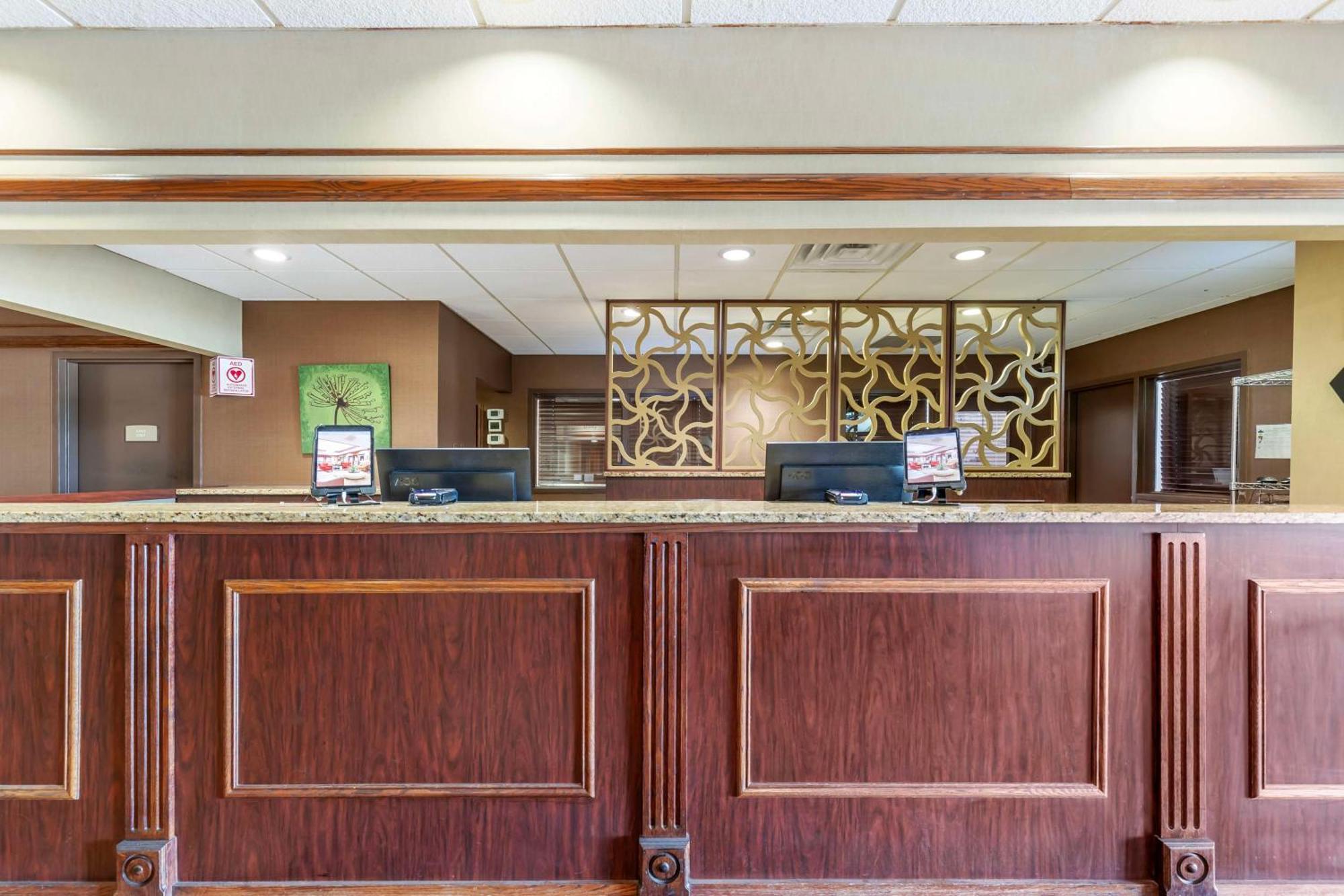 Best Western Plus Steeplegate Inn Davenport Exteriör bild